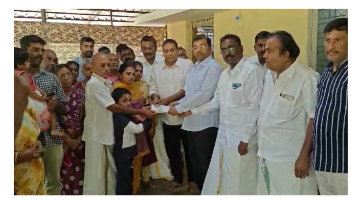 തിരുപ്പതിക്ഷേത്രത്തിൽ തിരക്കിൽപ്പെട്ട് മരണപ്പെട്ട പാലക്കാട് സ്വദേശി നിർമലയുടെ കുടുംബത്തിനുള്ള ധനസഹായം ദേവസ്വം ബോർഡ് സംഘം വീട്ടിലെത്തി കൈമാറി