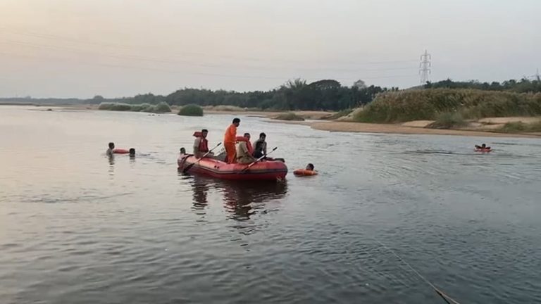 ഭാരതപ്പുഴയിൽ 4 അംഗ കുടുംബം ഒഴുക്കിൽപ്പെട്ടു; ഒരാൾ മരിച്ചു, 3 പേർക്കായി തിരച്ചിൽ