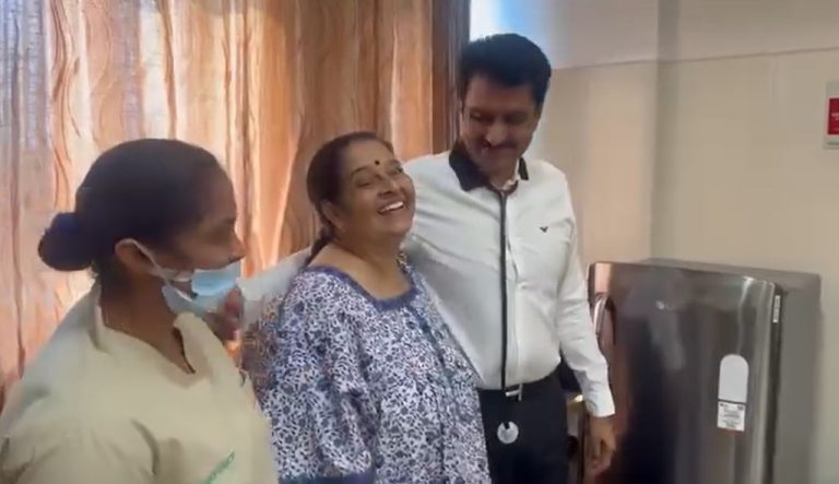ആശുപത്രിയില്‍ ഡോക്ടറുടെ കൈപിടിച്ച് നടന്ന് ഉമ തോമസ്