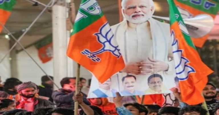 ഡൽഹി തിരഞ്ഞെടുപ്പ് : ബിജെപി ബഹുദൂരം മുന്നിൽ, ആപ് പൊരുതുന്നു