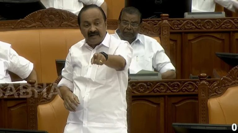 ‘എന്റെ അവകാശം, ആരുടേയും ഔദാര്യമല്ല’; സ്പീക്കറും പ്രതിപക്ഷ നേതാവും നേര്‍ക്കുനേര്‍, നിയമസഭയില്‍ ബഹളം