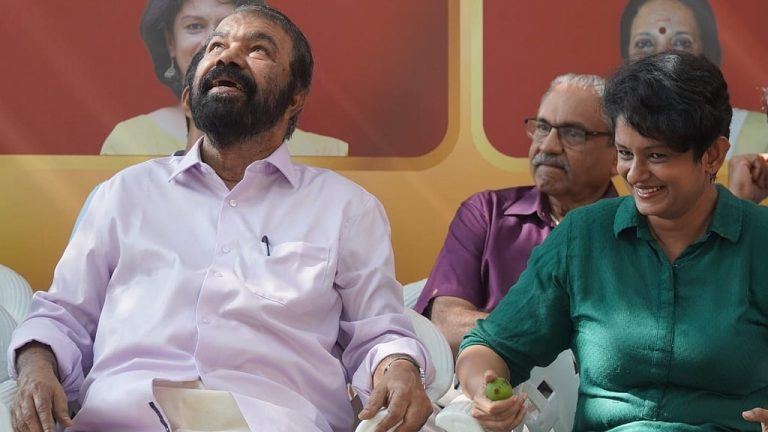 ഇനിയും മാങ്ങാ വീണാലോ! പ്രസംഗത്തിനിടെ കണ്ണിമാങ്ങ വീണത് തലയിൽ, താഴെ വീഴാതെ കൈപ്പിടിയിലൊതുക്കി; ചിത്രം പങ്കുവച്ച് മന്ത്രി
