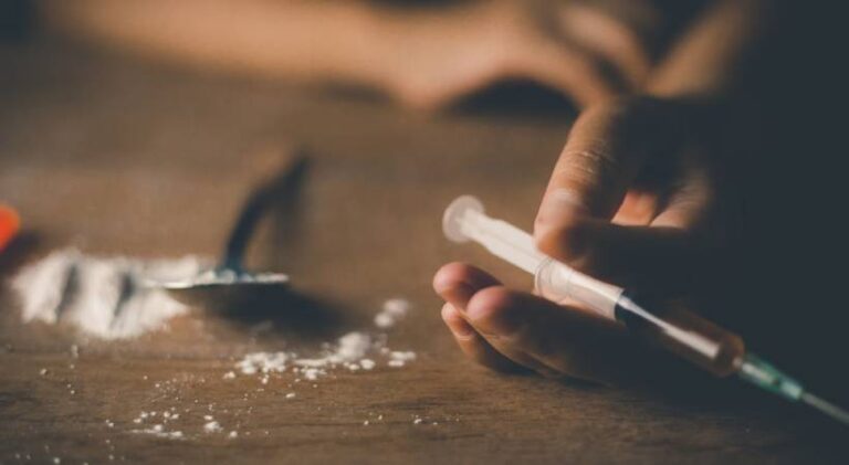 10 വയസുകാരിക്ക് MDMA നൽകി സഹോദരൻ, വീട്ടുകാർക്ക് നേരെ ആക്രമണം; 12കാരൻ ഡി-അഡിക്ഷന്‍ സെന്ററിൽ