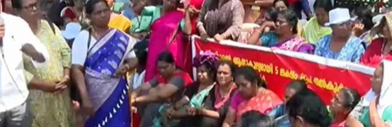 ആശാ പ്രവർത്തകരുടെ&nbsp; രാപകൽ സമരം: മഴ നനയാതിരിക്കാൻ കെട്ടിയ ടാർപോളിൻ പുലർച്ചെ പൊലീസ്&nbsp; അഴിപ്പിച്ചു