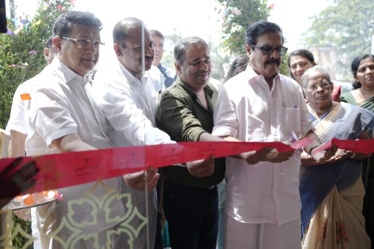 തനിഷ്ക് തൃശൂർ ഷോറൂമിൻ്റെ ഉദ്ഘാടനം മേയർ എം. വർഗീസ് നിർവഹിക്കുന്നു. ടൈറ്റാൻ സൗത്ത് ബിസിനസ് ഹെഡ് അജയ് ദ്വിവേദി, കേരളാ ആൻഡ് തമിഴ്നാട് ജുവലറി സർക്കിൾ ബിസിനസ് ഹെഡ് നരസിംഹൻ വൈ എൽ എന്നിവർ സമീപം