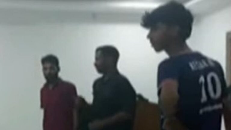 ജീവനക്കാരെ കഴുത്തില്‍ ബെല്‍റ്റിട്ട് മുട്ടില്‍ നടത്തിച്ചു, കൊച്ചിയില്‍ ടാര്‍ഗെറ്റിന്റെ പേരില്‍ പീഡനം