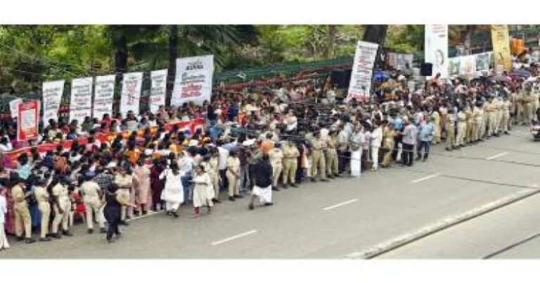 ആശ പ്രവർത്തകർ നടത്തി വരുന്ന നിരാഹാര സമരം അവസാനിപ്പിച്ചു; രാപ്പകല്‍ സമരം തുടരും