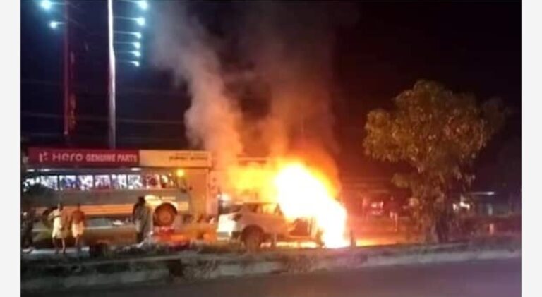 പ്രസവശേഷം ഇരട്ടക്കുട്ടികളെയുമായി വീട്ടിലേക്ക് പോയ കടുംബം സഞ്ചരിച്ച കാറിന് തീപിടിച്ചു; അത്ഭുതകരമായ രക്ഷപെടൽ
