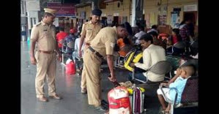 കേരളത്തിലും ജാഗ്രത; റെയിൽവേ സ്റ്റേഷനുകളിലും വിമാനത്താവളങ്ങളിലും സുരക്ഷ വർധിപ്പിച്ചു