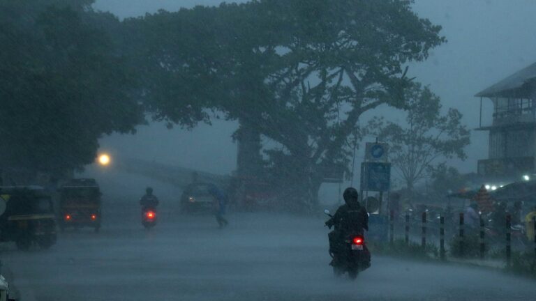 ഇടിമിന്നലോടുകൂടിയ ശക്തമായ മഴ; ഇന്ന് മൂന്ന് ജില്ലകളില്‍ യെല്ലോ അലര്‍ട്ട്, 55 കിലോമീറ്റര്‍ വരെ വേഗതയില്‍ കാറ്റ്