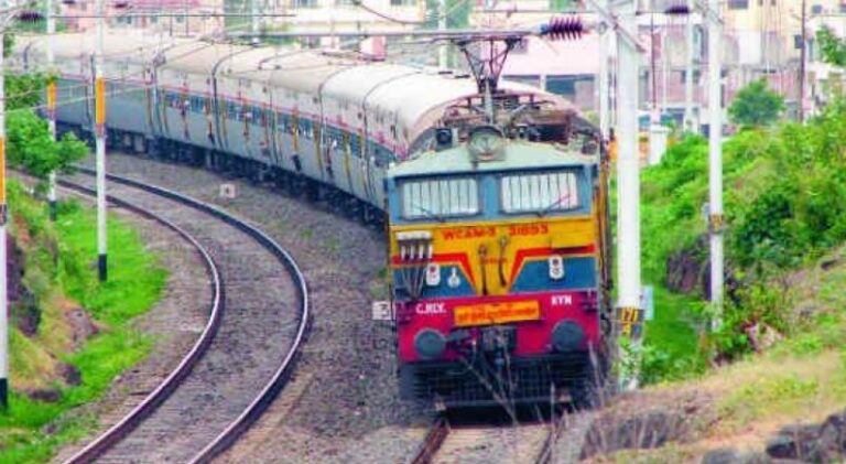 യാത്രക്കാരുടെ ശ്രദ്ധയ്ക്ക് : സംസ്ഥാനത്ത് ട്രെയിനുകള്‍ വൈകി ഓടുന്നു