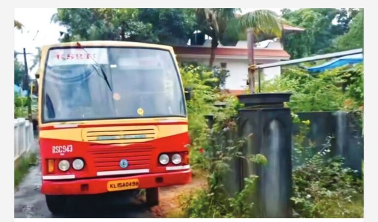 വഴിതെറ്റിയ കെഎസ്ആർടിസി ബസ് ഇടവഴിയിൽ കുടുങ്ങി; ബസ് പുറത്തെത്തിച്ചത് മതിലു പൊളിച്ച്