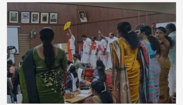തൃശ്ശൂര്‍ കോര്‍പ്പറേഷന്‍ കൗണ്‍സില്‍ യോഗത്തിനിടെ തലയിലും ദേഹത്തും ചുവന്ന മഷിയൊഴിച്ച് ഡെസ്‌കില്‍ കയറി പ്രതിഷേധം; കൗണ്‍സിലര്‍മാര്‍ക്ക് കൂട്ട സസ്‌പെന്‍ഷന്‍