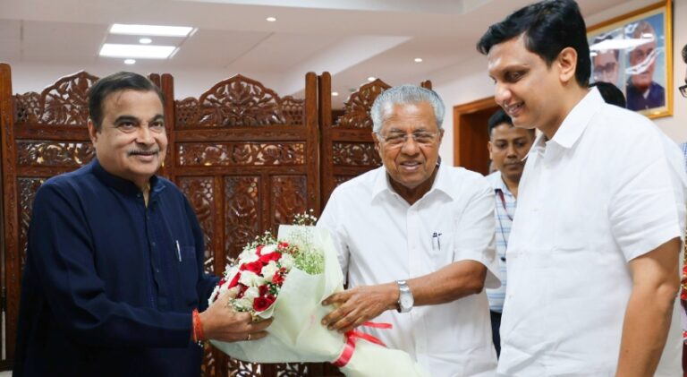 ‘ദേശീയപാത 2025ല്‍ തന്നെ പൂര്‍ത്തിയാക്കണം’; കേന്ദ്രമന്ത്രി നിതിന്‍ ഗഡ്കരിയെ കണ്ട് മുഖ്യമന്ത്രി