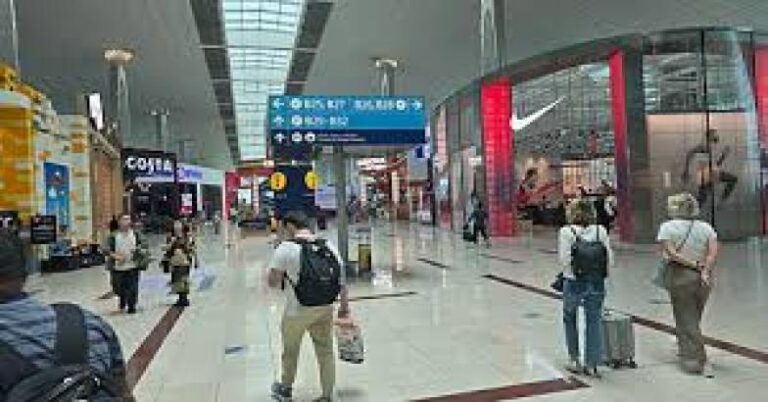 ദുബായ് വിമാനത്താവളം പൂർവസ്ഥിതിയിലെത്തി; ഖത്തറും കുവൈറ്റും വ്യോമഗതാഗതം പുനഃസ്ഥാപിച്ചു