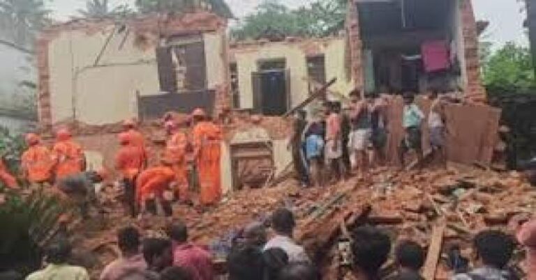തൃശൂരിൽ ഇരുനില കെട്ടിടം ഇടിഞ്ഞുവീണു; മൂന്ന് ഇതരസംസ്ഥാന തൊഴിലാളികള്‍ അകപ്പെട്ടു