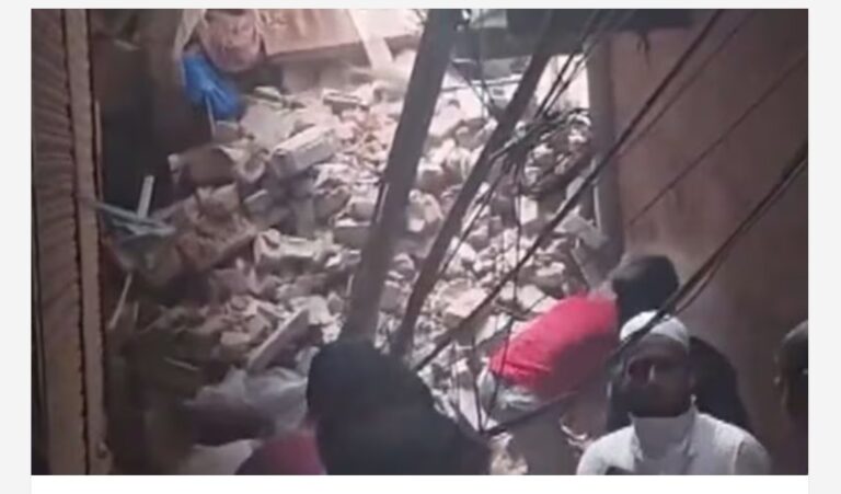 ഡല്‍ഹി സീലംപുരില്‍ നാലുനില കെട്ടിടം ഇടിഞ്ഞുവീണ് അപകടം; നിരവധിപ്പേർ കുടുങ്ങിക്കിടക്കുന്നു, രക്ഷാപ്രവർത്തനം തുടരുന്നു