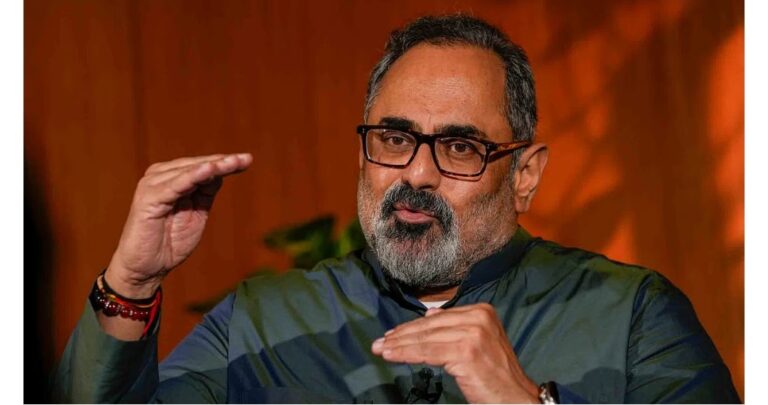 കഴുകൻ രാഷ്ട്രീയം വിലപ്പോകില്ല’, കോൺഗ്രസും ഇടതുപക്ഷവും നടത്തുന്നത് നാടകം; ചതിക്കെണിയിൽ വീണു പോകരുത് : രാജീവ് ചന്ദ്രശേഖർവിഷയത്തെ രാഷ്ട്രീയവൽക്കരിച്ച് അതിലൂടെ നേട്ടമുണ്ടാക്കാനാണ് കോൺഗ്രസ് ശ്രമിക്കുന്നത്