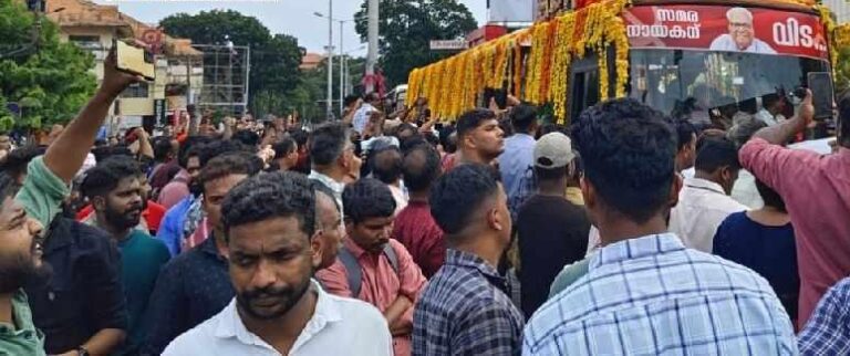 ആലപ്പുഴയിലേക്കുള്ള വിഎസ്സിന്റെ വിലാപ യാത്ര രണ്ടരമണിക്കൂർ കൊണ്ട് പിന്നിട്ടത് നാലുകിലോമീറ്റർ മാത്രം