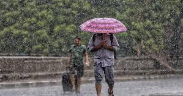 സംസ്ഥാനത്ത് മഴ വീണ്ടും ശക്തമാകുന്നു; യെല്ലോ അല്ലെർട്ടുകൾ അറിയാം
