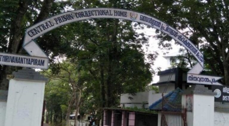 പൂജപ്പുര സെന്‍ട്രല്‍ ജയിലില്‍ മൊബൈല്‍ ഫോണുകള്‍ പിടികൂടി; ഫോണ്‍ അടിവസ്ത്രത്തിലും ശുചിമുറിയിലും ഒളിപ്പിച്ച നിലയില്‍