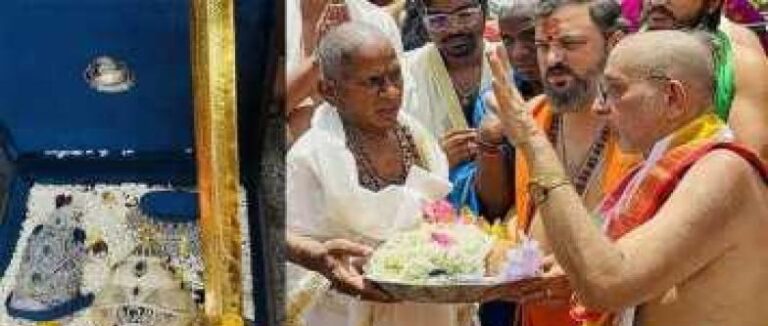 മൂകാംബിക ക്ഷേത്രത്തിൽ വജ്ര കിരീടങ്ങളും സ്വർണവാളും സമർപ്പിച്ച് സംഗീത സംവിധായകൻ ഇളയരാജ