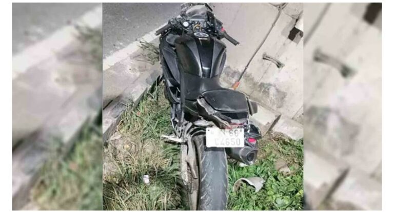 മെട്രോ പില്ലറില്‍ ബൈക്കിടിച്ച് അപകടം, കൊച്ചിയില്‍ യുവാവും യുവതിയും മരിച്ചുശനിയാഴ്ച പുലര്‍ച്ചെ ഒരു മണിയോടെയായിരുന്നു അപകടം.