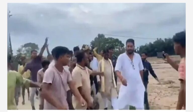 പ്രളയദുരിതാശ്വാസം വിലയിരുത്താനെത്തിയ ബിജെപി എംപിയേയും എംഎൽഎയേയും കല്ലെറിഞ്ഞോടിച്ച് ജനങ്ങൾ