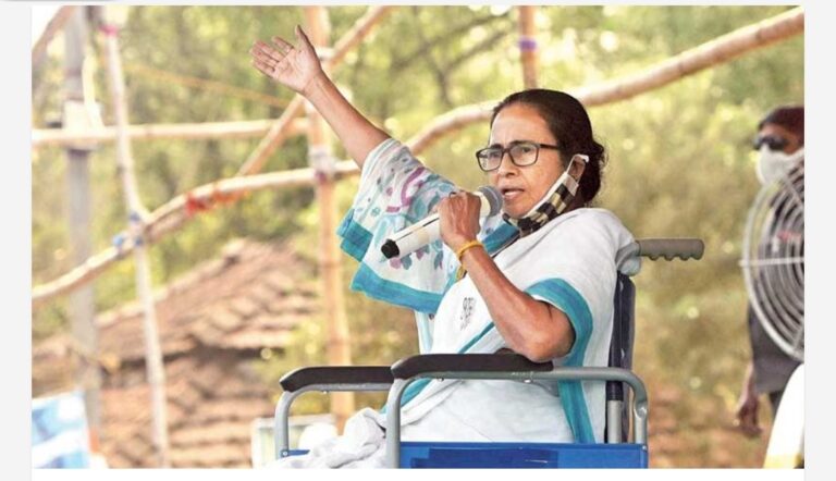 രാത്രി പന്ത്രണ്ടരയ്ക്ക് ആരാണ് പെൺകുട്ടിയെ അങ്ങോട്ട് പോകാൻ അനുവദിച്ചത്? എല്ലാ സംസ്ഥാനങ്ങളിലും ഇത്തരം സംഭവങ്ങൾ നടക്കുന്നു, ബംഗാളിലേത് മാത്രം പർവതീകരിക്കരുത്’; മമത ബാനർജി