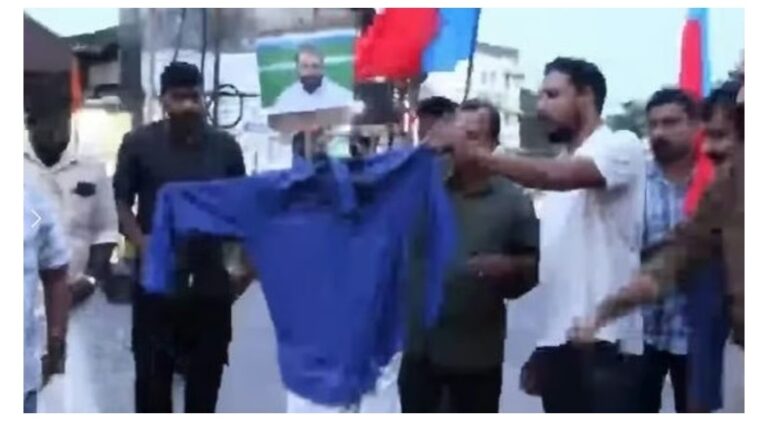 നാലുവെള്ളിക്കാശിന് വേണ്ടി കേരളത്തെ ഒറ്റിക്കൊടുത്തു’; ശിവന്‍കുട്ടിയുടെ കോലം കത്തിച്ച് എഐവൈഎഫ്