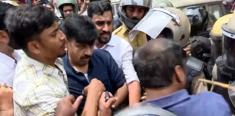 ശബരിമല സ്വര്‍ണക്കൊള്ളയിൽ യൂത്ത് കോണ്‍ഗ്രസ് മാര്‍ച്ച്; അറസ്റ്റിലായ സന്ദീപ് വാര്യർ ഉൾപ്പെടെയുള്ള പ്രവർത്തകർക്ക് ജാമ്യം
