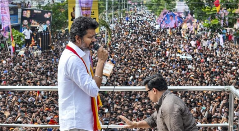 കരൂര്‍ ദുരന്തത്തിലെ അന്വേഷണം; ടിവികെയില്‍ ഭിന്നത