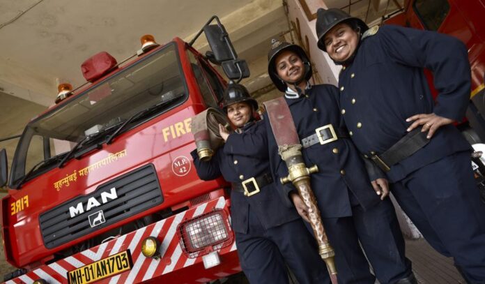 women-fire-fighters_23c57b98-bfce-11e6-acf3-8522f55b22d1.jpg