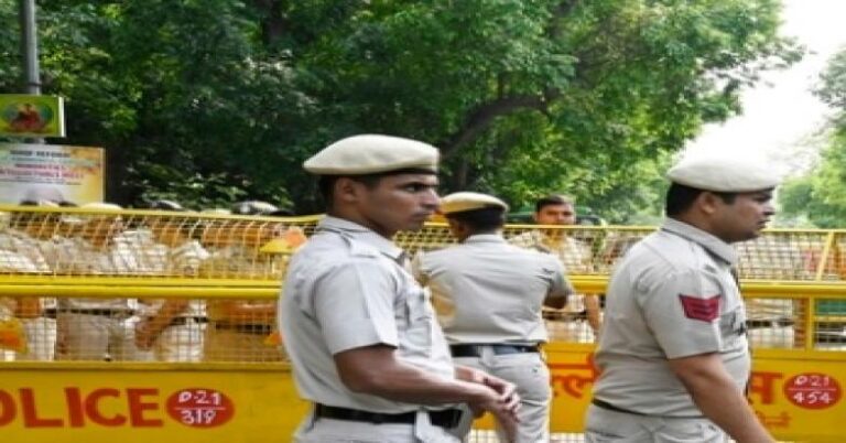 ഡൽഹി സ്‌ഫോടനം: അല്‍ഫലാ സര്‍വകലാശാലയില്‍ വ്യാപക പരിശോധന; എഴുപത് ജീവനക്കാര്‍ സംശയത്തിന്റെ നിഴലിൽ