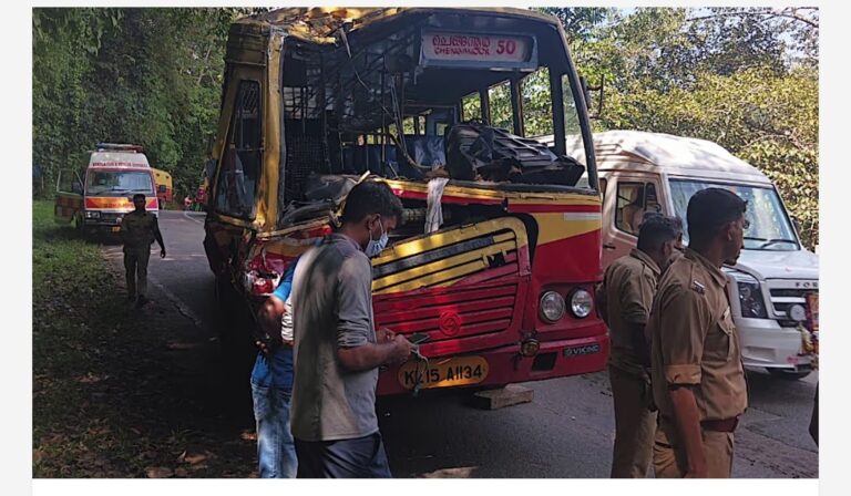 പമ്പ-നിലയ്ക്കൽ പാതയിൽ കെഎസ്ആർടിസി ബസുകൾ കൂട്ടിയിടിച്ച് വൻ അപകടം; തീർത്ഥാടകരടക്കം 30 പേർക്ക് പരിക്ക്