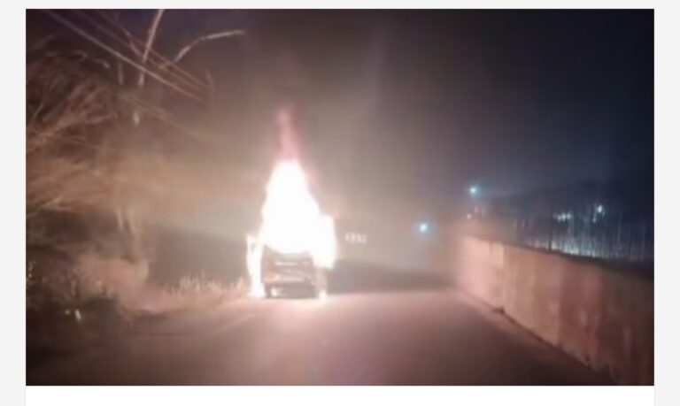 എഞ്ചിൻ ഭാഗത്തുനിന്നും പുക; കല്ലമ്പലത്ത് ഓടിക്കൊണ്ടിരുന്ന കാറിന് തീ പിടിച്ചു, കുടുംബാംഗങ്ങൾ രക്ഷപ്പെട്ടത് തലനാരിഴക്ക്