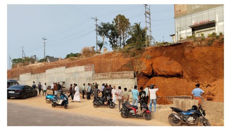 ദേശീയപാതയിൽ വീണ്ടും മണ്ണിടിച്ചിൽ, അപകടം തളിപ്പറമ്പ് കുപ്പത്ത്കഴിഞ്ഞ മഴക്കാലത്ത് അതിരൂക്ഷമായ മണ്ണിടിച്ചിൽ ഉണ്ടായ ഭാഗത്താണ് ഇന്നും അപകടം ഉണ്ടായത്