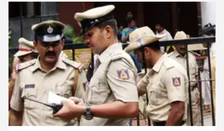 പത്താംക്ലാസ്‌ പരീക്ഷയിൽ തോൽപ്പിക്കുമെന്ന് ഭീഷണിപ്പെടുത്തി അധ്യാപകൻ വിദ്യാർത്ഥിയിൽ നിന്ന് സ്വർണവും പണവും തട്ടിയെടുത്തു; തകർന്ന കുട്ടി ആത്മഹത്യക്ക് ശ്രമിച്ചു
