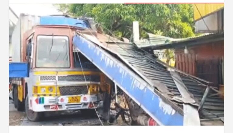 ആലുവയിൽ നിയന്ത്രണം വിട്ട ലോറി ബസ് സ്റ്റോപ്പിലേക്ക് പാഞ്ഞുകയറി; കട തകർന്നു, മൂന്ന് പേർക്ക് പരിക്ക്