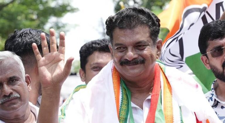 ‘ബേപ്പൂരിൽ തോറ്റാൽ മൊട്ടയടിച്ച് കമ്മലിട്ട് നടക്കും, റിയാസ് എഗ്രിമെന്റ് വെക്കണം’; വെല്ലുവിളിയുമായി പി വി അൻവർ