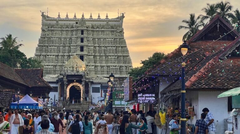 നെറ്റിയിൽ ചാർത്തുന്ന 108 രത്നങ്ങൾ പതിച്ച ‘വൈരനാമം’ കാണാനില്ല; സ്വർണവിളക്കിന് പകരം വെള്ളിവിളക്ക്; പത്മനാഭസ്വാമി ക്ഷേത്രത്തിൽ മോഷണ റിപ്പോർട്ട് പുറത്ത്