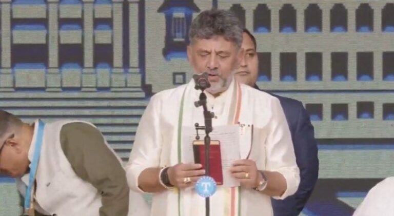 കര്‍ണാടകയില്‍ ഇനി ഡികെ യുഗം; സത്യപ്രതിജ്ഞ ചെയ്ത് ഡി കെ ശിവകുമാര്‍