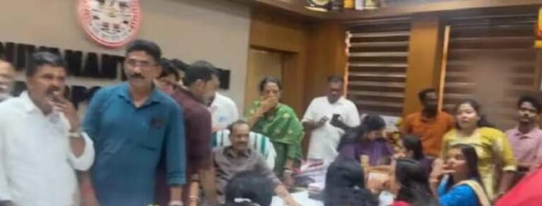 തിരുവനന്തപുരം കോര്‍പ്പറേഷനിലെ സംഘര്‍ഷം: വി വി രാജേഷും ശിവന്‍കുട്ടിയും കടകംപള്ളിയും പ്രതികള്‍