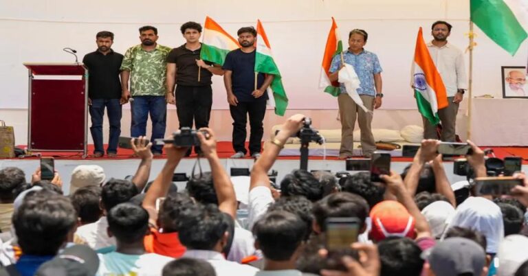 കോക്രോച്ച് ജനതാ പാർട്ടി സമരത്തിന് പിന്തുണയുമായി കർഷകർ, നിരാഹാരം തുടങ്ങി വാങ്ചുക്ക്