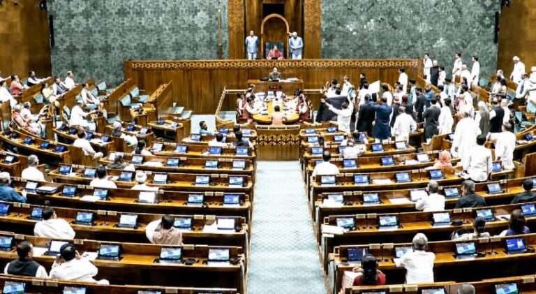 പാർലമെന്റ് പ്രക്ഷുബ്ധം: പ്രതിപക്ഷബഹളത്തിൽ പാർലമെന്റ് നിർത്തിവെച്ചു